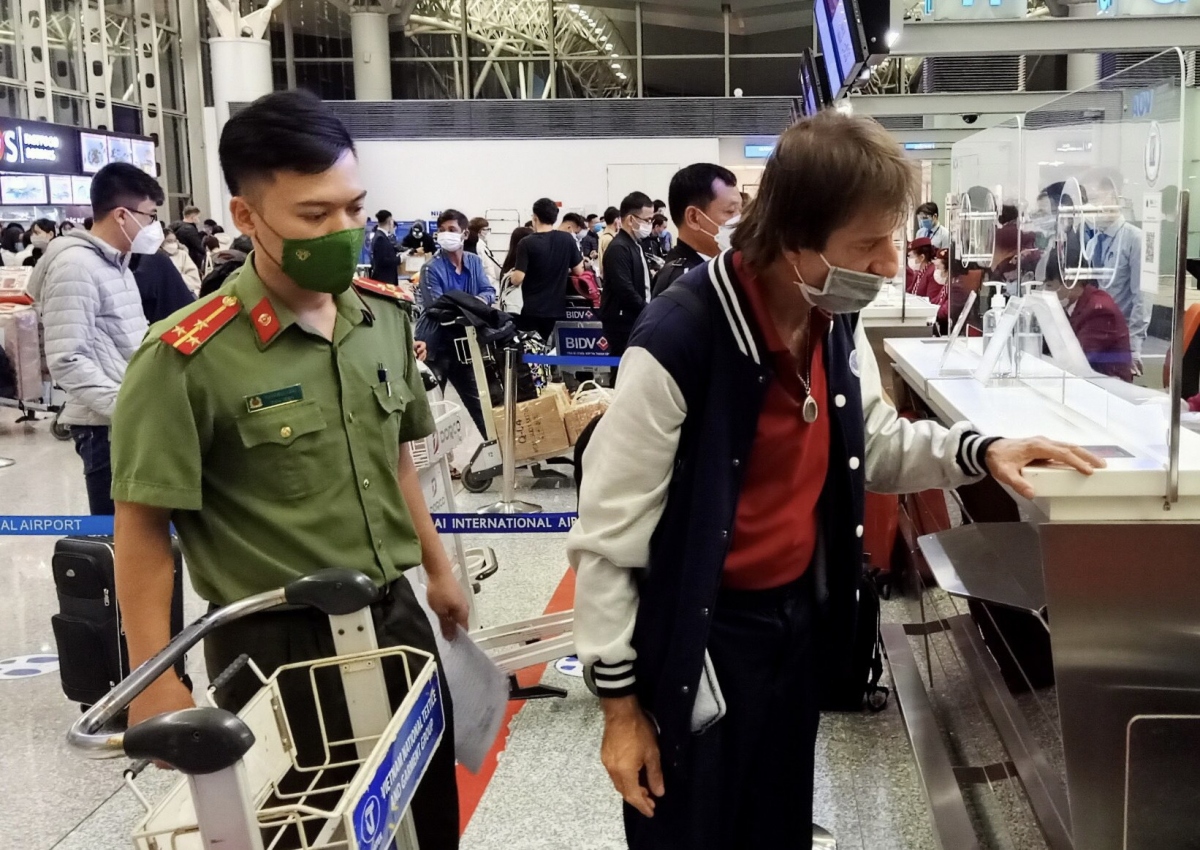 Buộc xuất cảnh một người nước ngoài vì quá thời hạn tạm trú tại Việt Nam